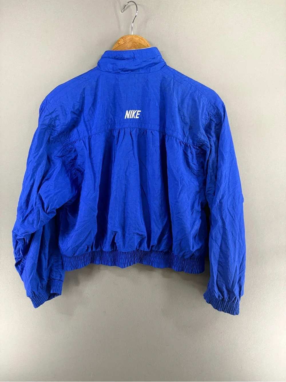 Vintage Nike 80’ Women Cropped Windbreaker Zip Logo On Back Pads Shoulder M Blue